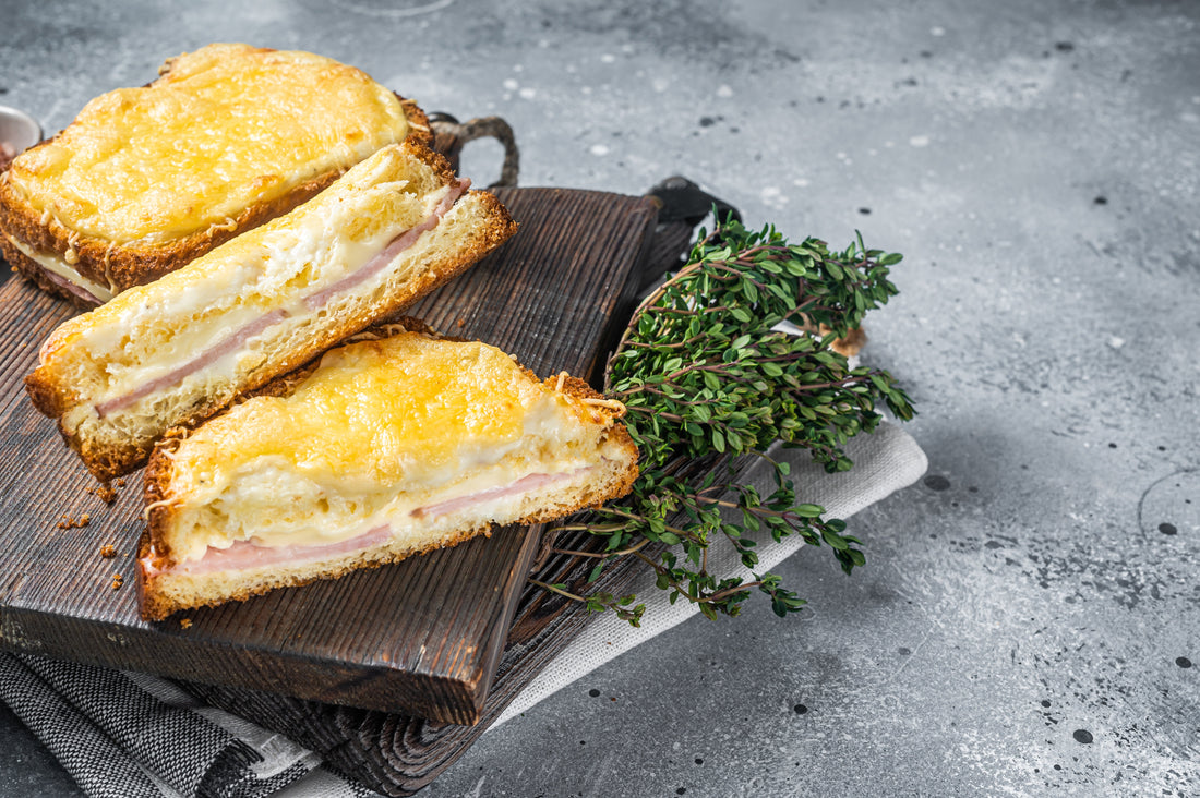 Sándwich gratinado con jamón, panela y salsa Alfredo
