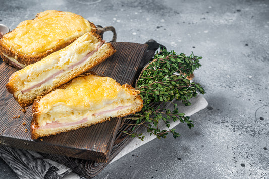 Sándwich gratinado con jamón, panela y salsa Alfredo