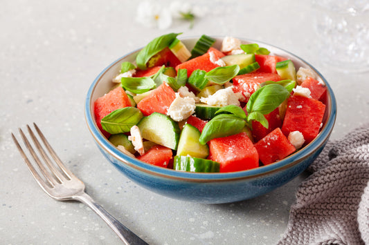 Ensalada de sandía con pepino, albahaca y queso feta