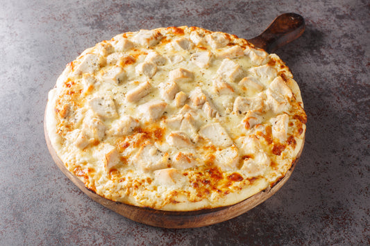 Pizza blanca de pan pita con pollo y salsa Alfredo