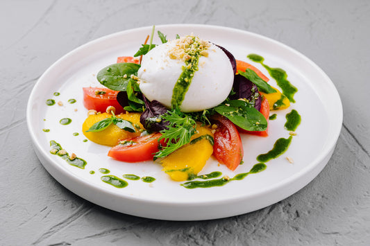Ensalada de jitomate con burrata y aderezo de pesto