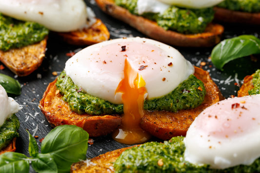 Hogaza o baguette con pesto y huevo mochado o huevo estrellado