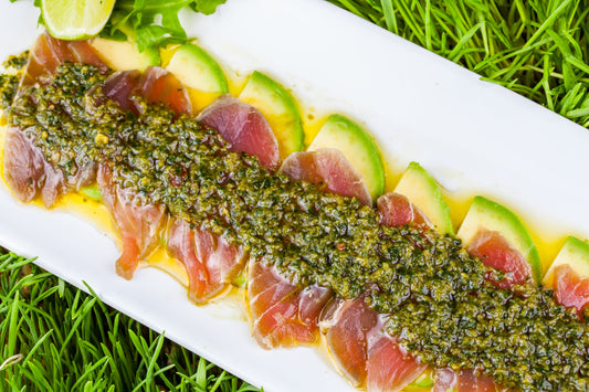 Tiradito de atún con aguacate y vinagreta de pesto
